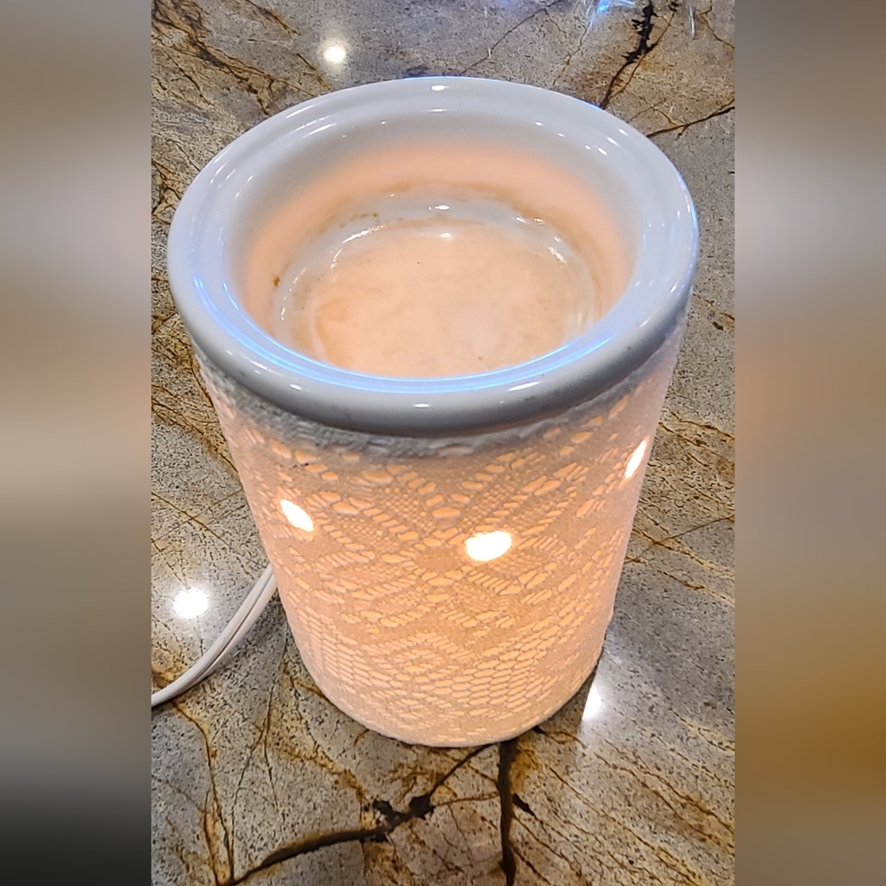 Scentsy white lace full size wax warmer no box
